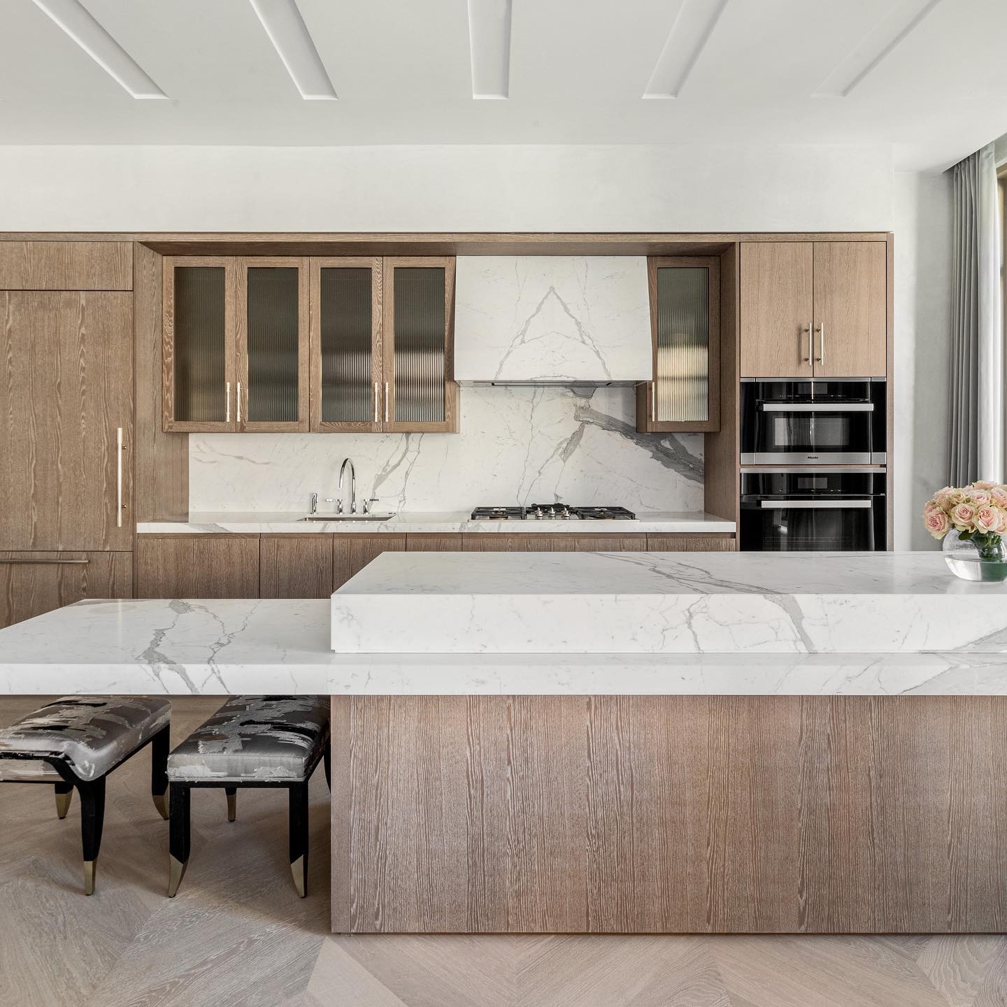 Cocina contemporánea con acabados de madera y mármol