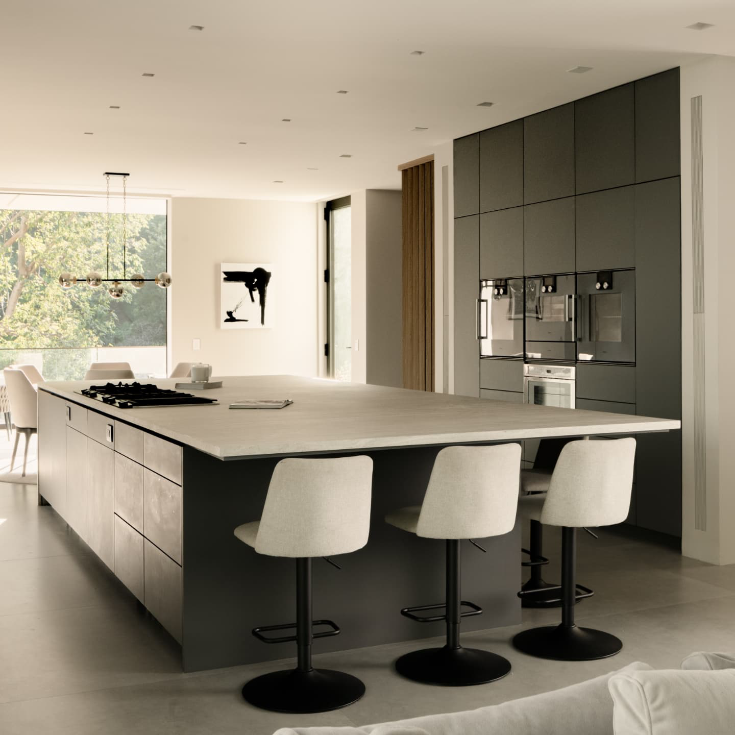 Cocina minimalista con isla extragrande y madera de eucalipto fumé
