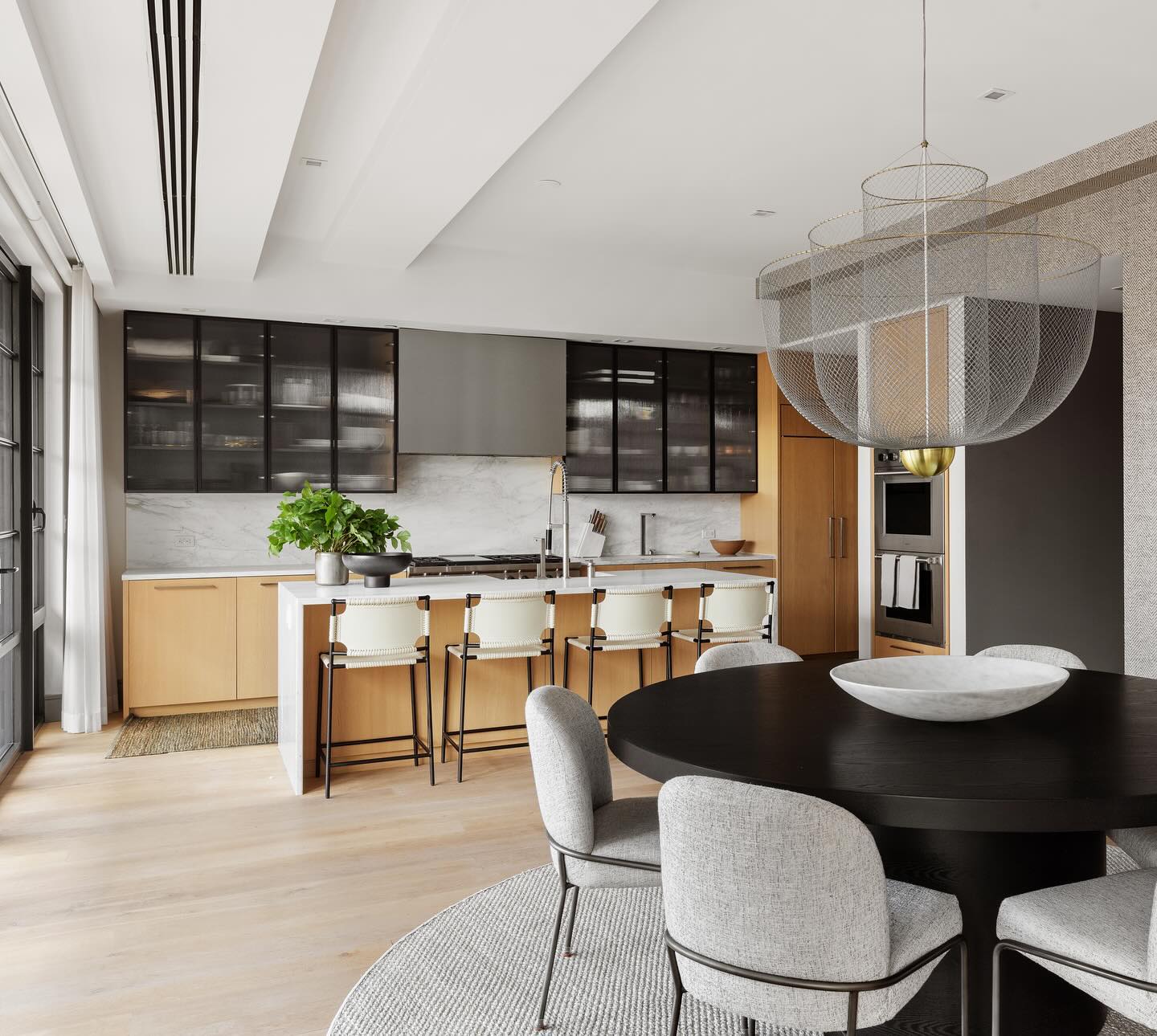 Cocina moderna con madera de roble y vitrinas de cristal arenado